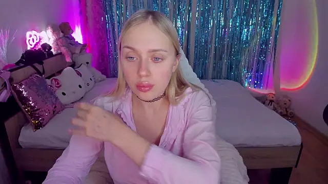 Snapshot of CeaneLino chatting on November 6, 2025, 6:53 pm CeaneLino online show from November 6, 2025, 6:53 pm