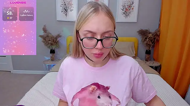 Snapshot of CeaneLino chatting on November 17, 2025, 7:41 pm CeaneLino online show from November 17, 2025, 7:41 pm