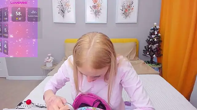 Snapshot of CeaneLino chatting on December 5, 2025, 7:50 am CeaneLino online show from December 5, 2025, 7:50 am