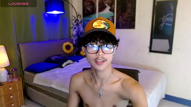 AsianCarl online show from November 4, 2025, 1:43 pm