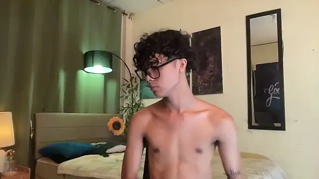 AsianCarl online show from November 9, 2025, 3:32 pm