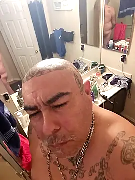 Snapshot of B1GLO chatting on November 22, 2025, 11:15 pm B1GLO online show from November 22, 2025, 11:15 pm