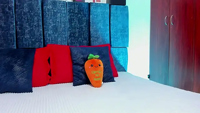 Kiim Owens online show from November 19, 2025, 12:05 pm