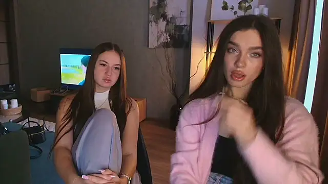 MayaGlow online show from November 23, 2025, 5:40 am