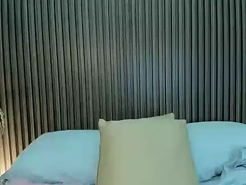 laura maite  online show from October 23, 2025, 12:04 pm