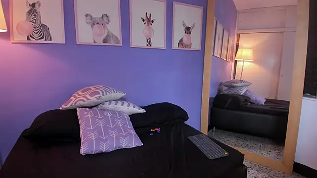 TanishaReyes online show from October 31, 2025, 7:59 pm