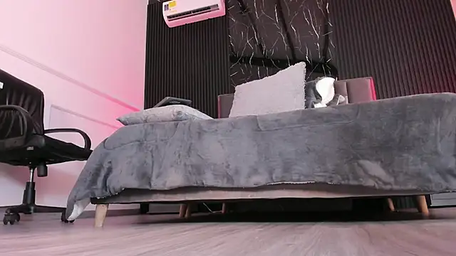 Snapshot of Miahsens chatting on December 15, 2025, 11:36 am Miahsens online show from December 15, 2025, 11:36 am