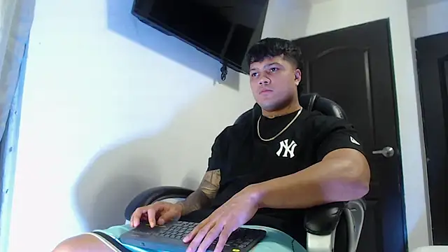 Snapshot of Boyhot_00 chatting on October 26, 2025, 3:34 am Boyhot 00 online show from October 26, 2025, 3:34 am