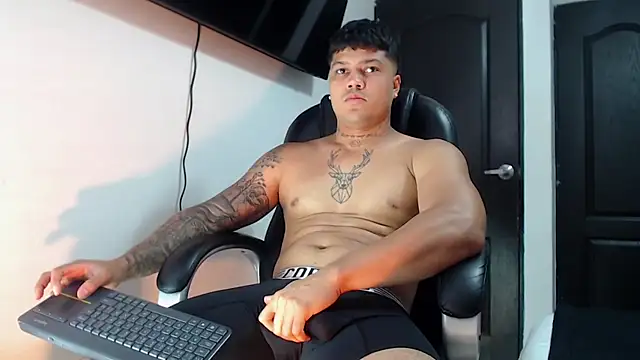 Snapshot of Boyhot_00 chatting on November 7, 2025, 1:33 pm Boyhot 00 online show from November 7, 2025, 1:33 pm