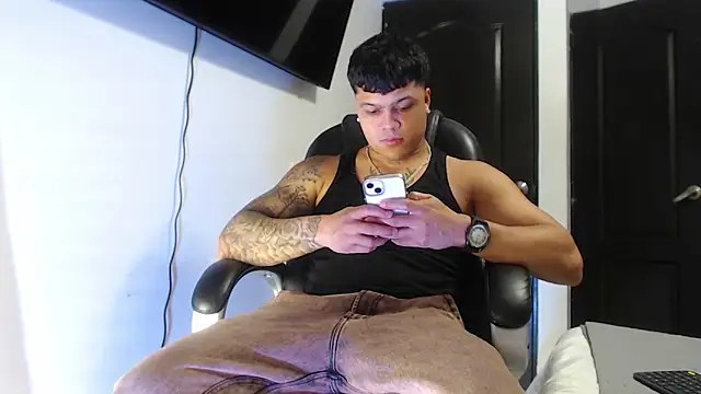 Snapshot of Boyhot_00 chatting on December 16, 2025, 4:39 am Boyhot 00 online show from December 16, 2025, 4:39 am