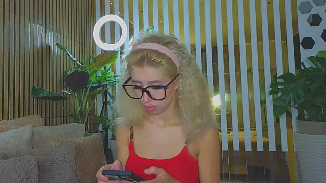 Snapshot of Violetttttta chatting on October 12, 2025, 8:41 pm Violetttttta online show from October 12, 2025, 8:41 pm