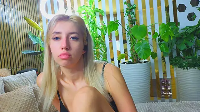 Snapshot of Violetttttta chatting on October 16, 2025, 2:45 am Violetttttta online show from October 16, 2025, 2:45 am