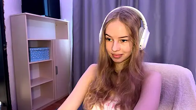 LunaCrave online show from October 20, 2025, 9:54 am