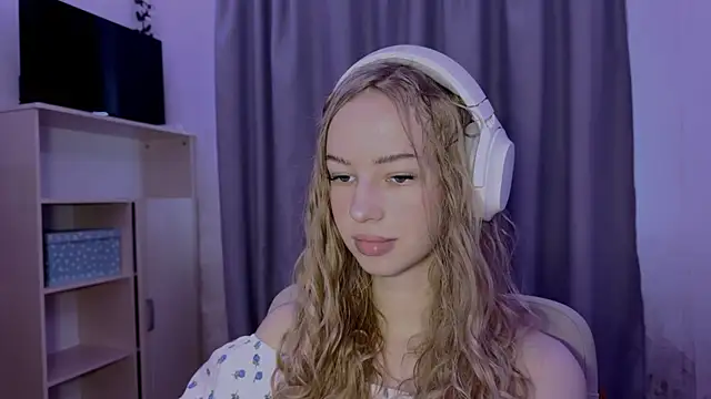 LunaCrave online show from October 29, 2025, 11:56 am