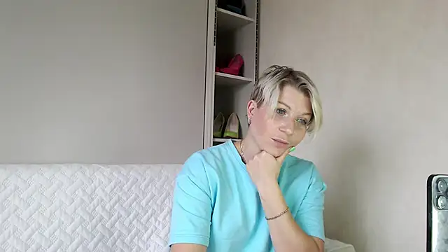 Snapshot of BellaStrong_ chatting on October 15, 2025, 6:02 am BellaStrong online show from October 15, 2025, 6:02 am