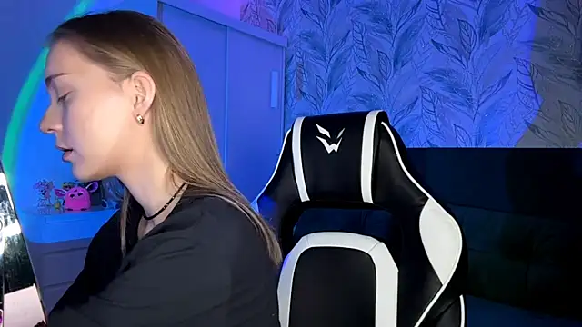 EvaPeace online show from November 12, 2025, 5:24 pm