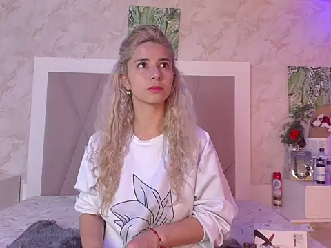 Snapshot of Sophie_teller chatting on December 15, 2025, 3:22 am Sophie teller online show from December 15, 2025, 3:22 am