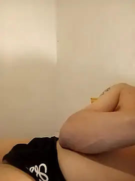 Snapshot of jjLARAY chatting on November 3, 2025, 1:29 am jjLARAY online show from November 3, 2025, 1:29 am