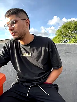 mirallesandbig online show from November 10, 2025, 9:36 pm