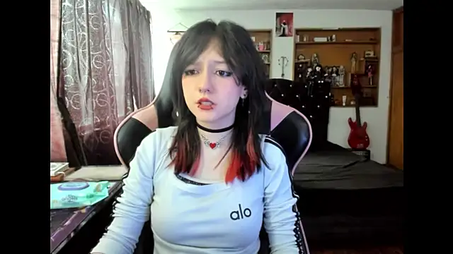 Maki Zein  online show from November 7, 2025, 3:01 pm