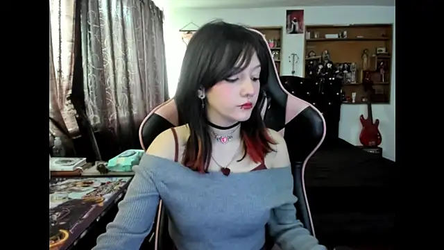 Maki Zein  online show from November 12, 2025, 5:24 pm