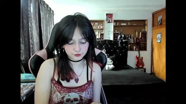 Maki Zein  online show from November 26, 2025, 2:29 pm