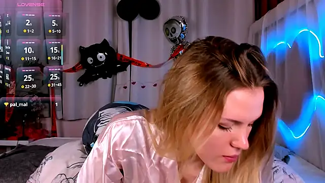 -KittyMoore online show from November 3, 2025, 8:32 pm