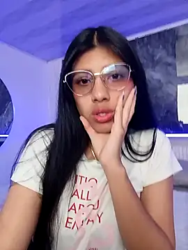 Snapshot of Briseida-White chatting on October 15, 2025, 1:44 pm Briseida-White online show from October 15, 2025, 1:44 pm