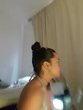 chiarafus0 online show from November 30, 2025, 1:04 pm