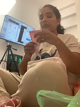 Belindamuller online show from November 11, 2025, 3:28 am