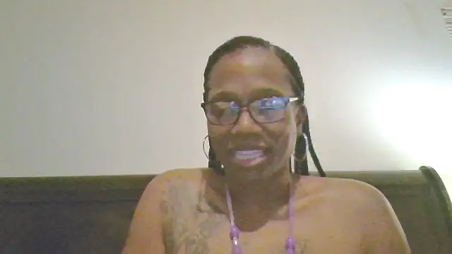 Snapshot of SweetCandy85 chatting on October 15, 2025, 3:06 am SweetCandy85 online show from October 15, 2025, 3:06 am