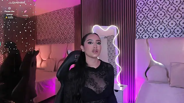 Snapshot of BEELLA_TAY1 chatting on December 5, 2025, 12:25 pm BEELLA TAY1 online show from December 5, 2025, 12:25 pm