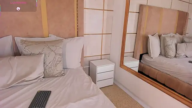 Snapshot of lyrabellini chatting on November 7, 2025, 11:43 am lyrabellini online show from November 7, 2025, 11:43 am