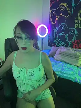 Snapshot of MiniMonroe chatting on October 19, 2025, 10:38 am MiniMonroe online show from October 19, 2025, 10:38 am