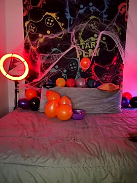 Snapshot of MiniMonroe chatting on November 1, 2025, 8:27 am MiniMonroe online show from November 1, 2025, 8:27 am