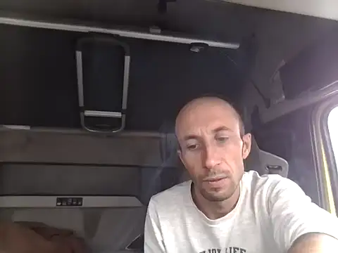 Snapshot of tt47mbt chatting on October 12, 2025, 11:42 am tt47mbt online show from October 12, 2025, 11:42 am