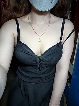 LeanaLy online show from October 21, 2025, 2:01 am