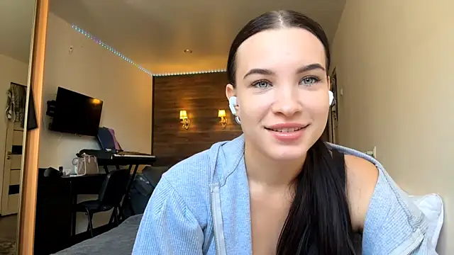 Snapshot of Tonnievi chatting on October 13, 2025, 11:32 am Tonnievi online show from October 13, 2025, 11:32 am