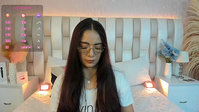 Snapshot of Ari_lynn_ chatting on November 19, 2025, 3:17 am Ari lynn online show from November 19, 2025, 3:17 am