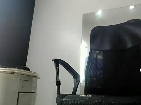 Snapshot of Brandonhott chatting on October 19, 2025, 4:07 pm Brandonhott online show from October 19, 2025, 4:07 pm