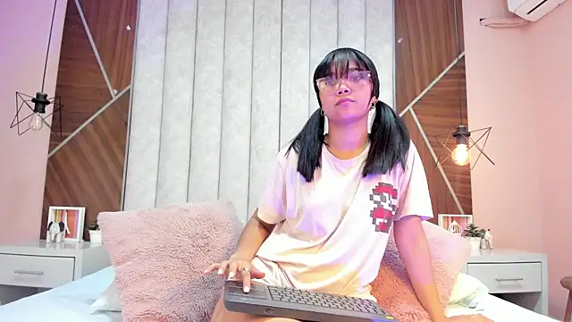 Mariana-Torres online show from December 4, 2025, 12:25 pm