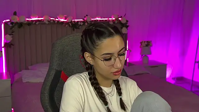 Snapshot of RebeckaThornton chatting on November 16, 2025, 11:49 am RebeckaThornton online show from November 16, 2025, 11:49 am