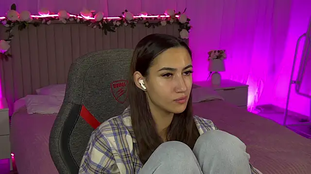 Snapshot of RebeckaThornton chatting on November 18, 2025, 6:01 pm RebeckaThornton online show from November 18, 2025, 6:01 pm