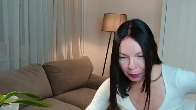 LittleNicolee online show from December 5, 2025, 6:37 pm