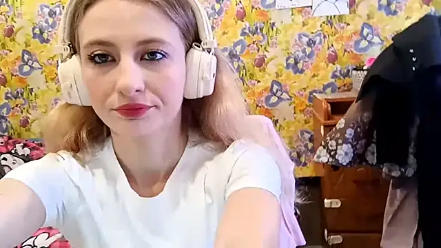 Snapshot of AmeliLia chatting on October 18, 2025, 7:53 am AmeliLia online show from October 18, 2025, 7:53 am