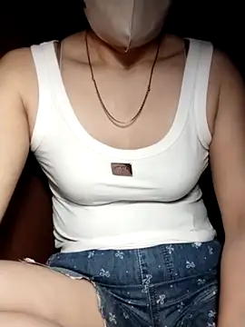 YiyinLy online show from October 27, 2025, 8:35 pm