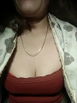 YiyinLy online show from November 18, 2025, 7:18 pm