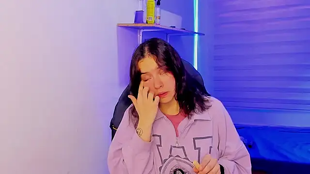 Emily Lindey online show from October 28, 2025, 3:10 am