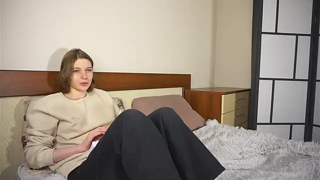 RoslynArcuo online show from October 28, 2025, 8:33 pm