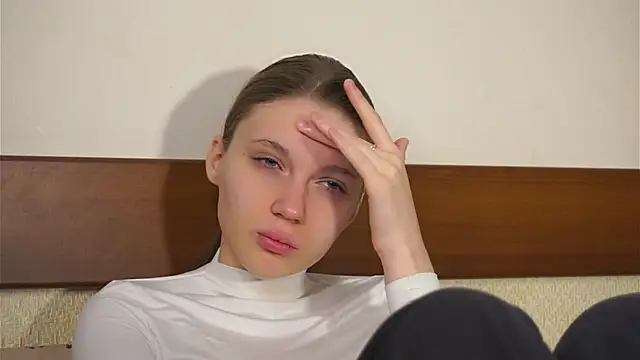 RoslynArcuo online show from November 19, 2025, 8:20 pm